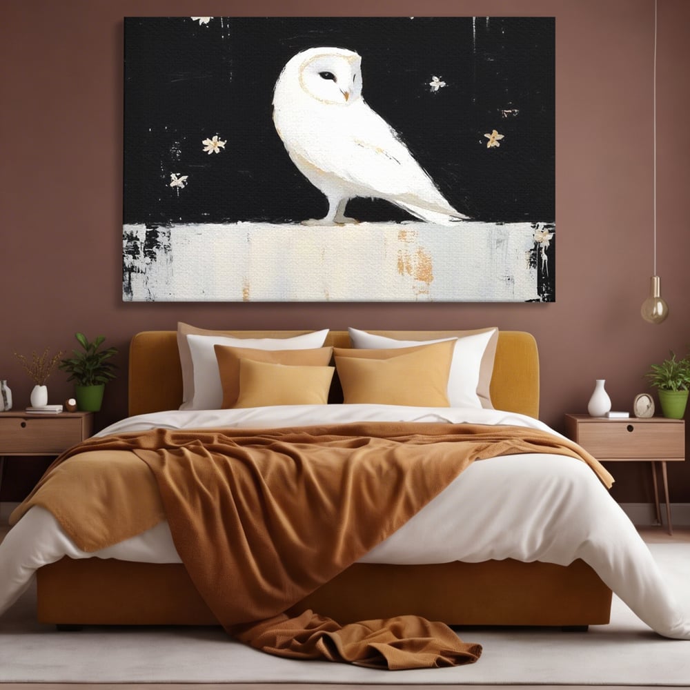 Tablou canvas cu tablou canvas cu bufnita alba, fara rama, pe sasiu de lemn, pe perete intr-un dormitor